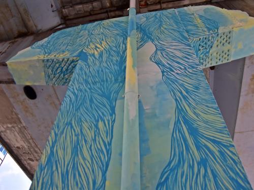 Un albero disegnato sul pilone della sopraelevata