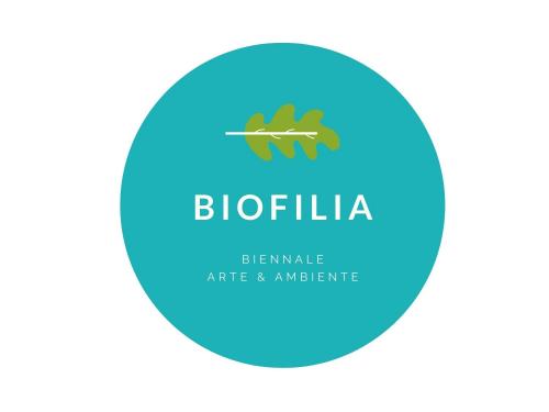 un cerchio colorato di verde con la scritta biofilia