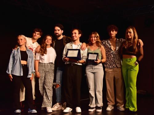 ragazzi sul palco del teatro