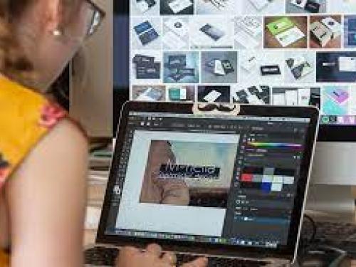 una ragazza davanti al pc