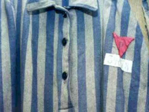 casacca a righe bianche e azzurre e triangolo rosa 