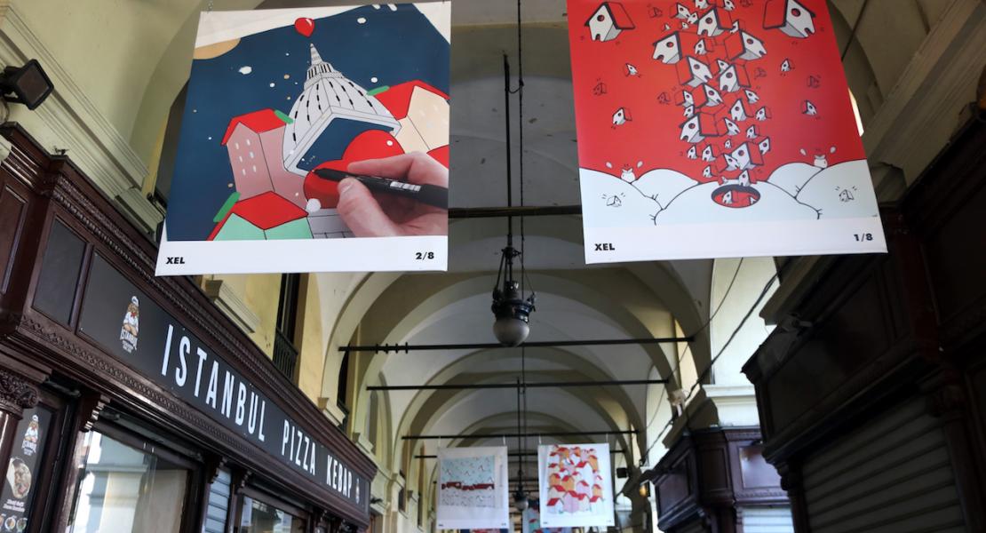 disegni appesi al soffitto dei portici di Torino