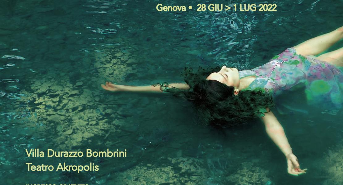 ragazza che galleggia