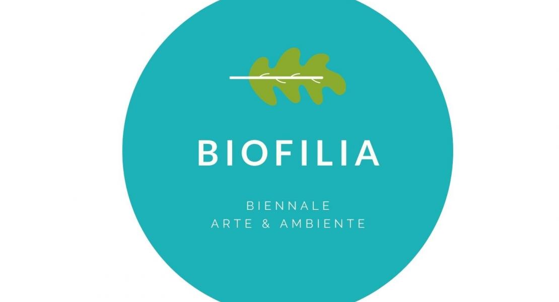 un cerchio colorato di verde con la scritta biofilia