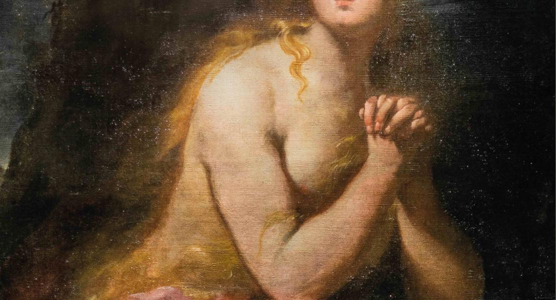 una donna con le mani giunte