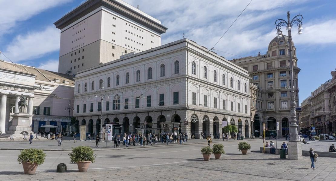 la facciata di un palazzo antico