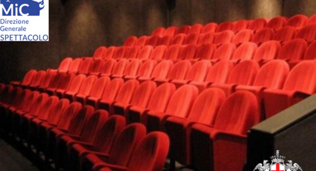 poltrone di teatro e il logo del Mic e del Comune di Genova