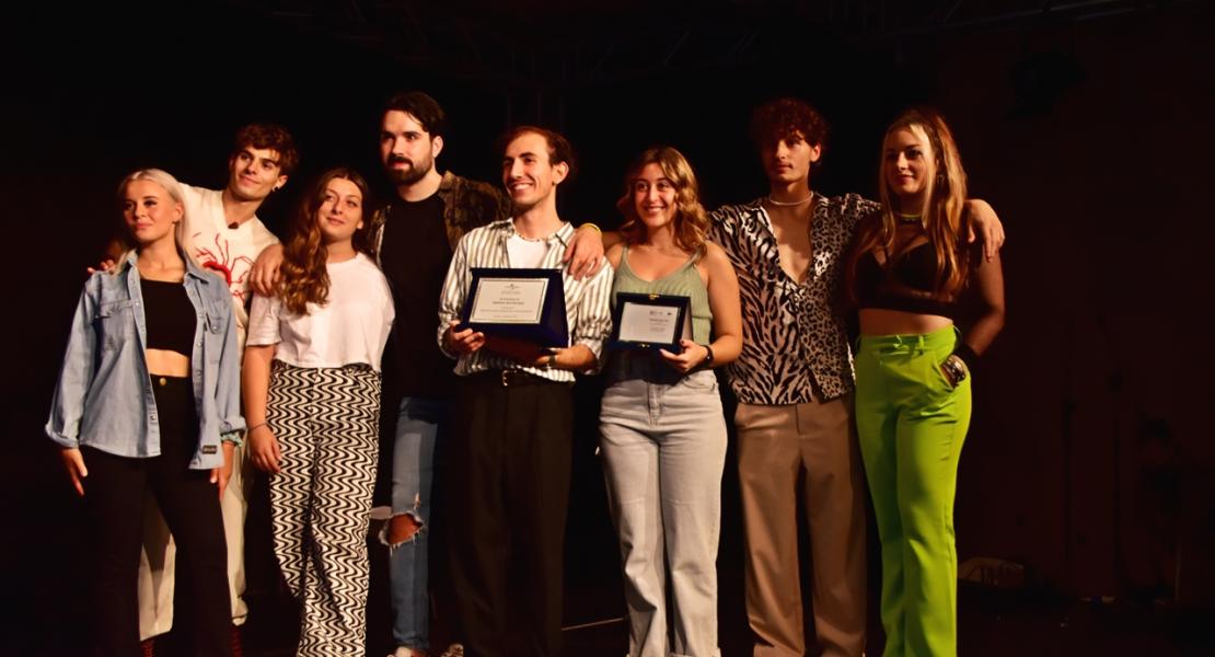 ragazzi sul palco del teatro