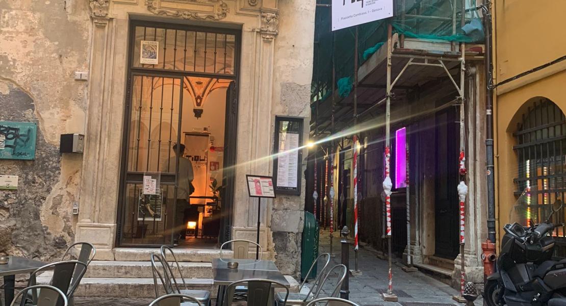tavolini in una piazza