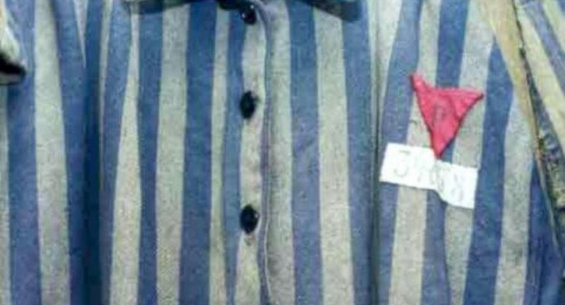 casacca a righe bianche e azzurre e triangolo rosa 