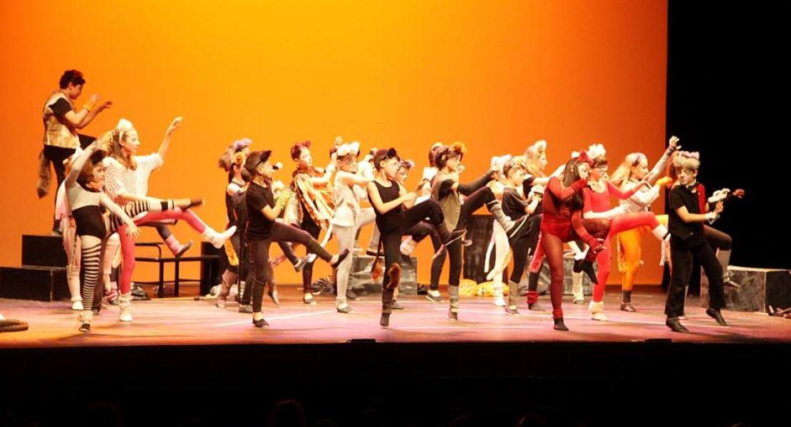 bambini che ballano sul palco