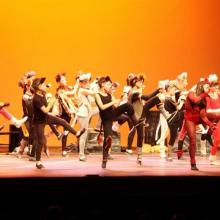 bambini che ballano sul palco