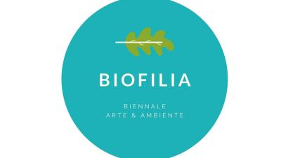 un cerchio colorato di verde con la scritta biofilia