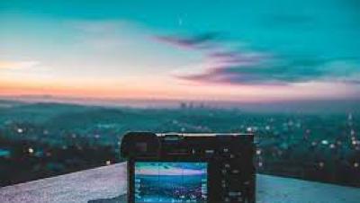 UNA MACCHINA FOTOGRAFICA SU UN MURETTO