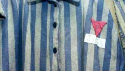 casacca a righe bianche e azzurre e triangolo rosa